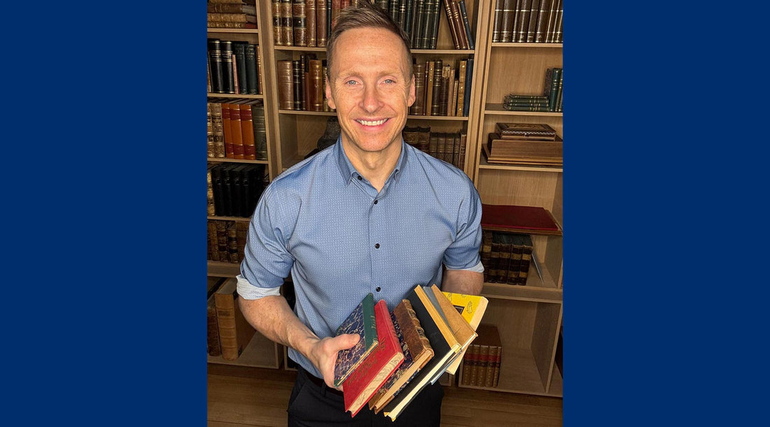 Björn holding books