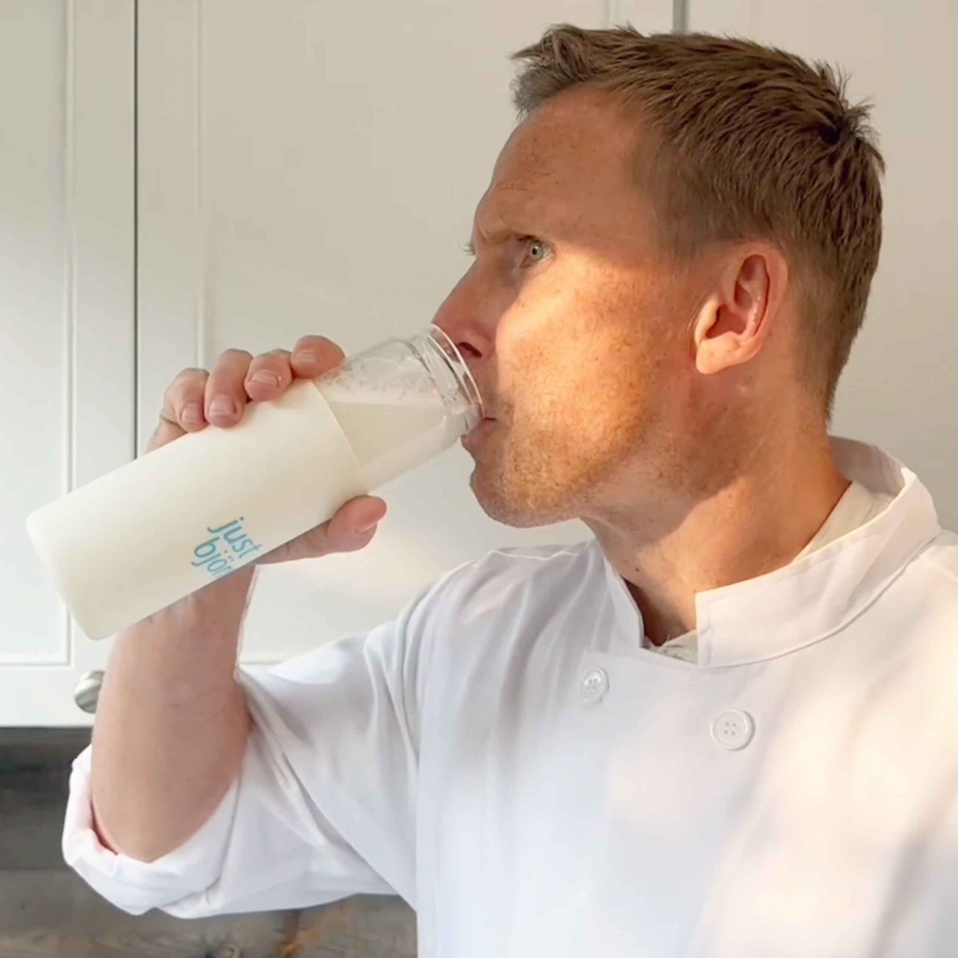 This premium shatter-resistant glass bottle features a bamboo cap and comfort grip protective silicone sleeve—great for juices, smoothies, or your favorite hot or cold beverage. Just fill, shake, and hydrate!