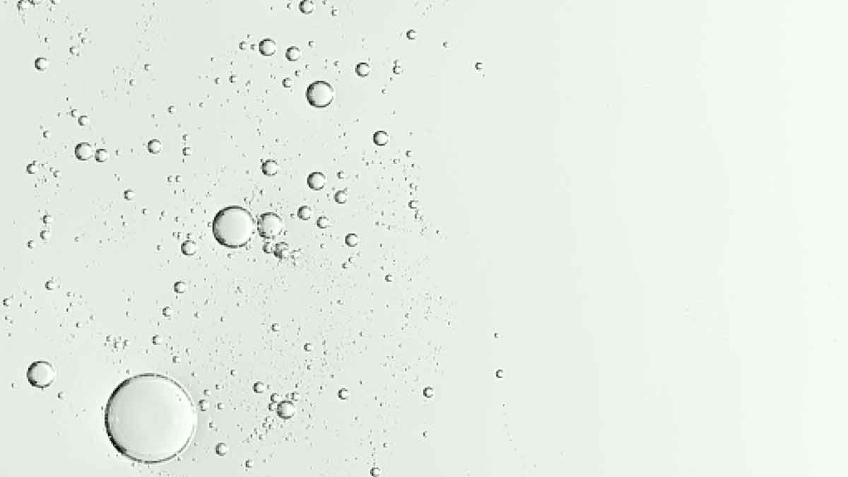 Hyaluronic Acid: Helps maintain skin hydration and elasticity by supporting the skin’s natural moisture balance. Works alongside collagen to promote smoother, more resilient skin.